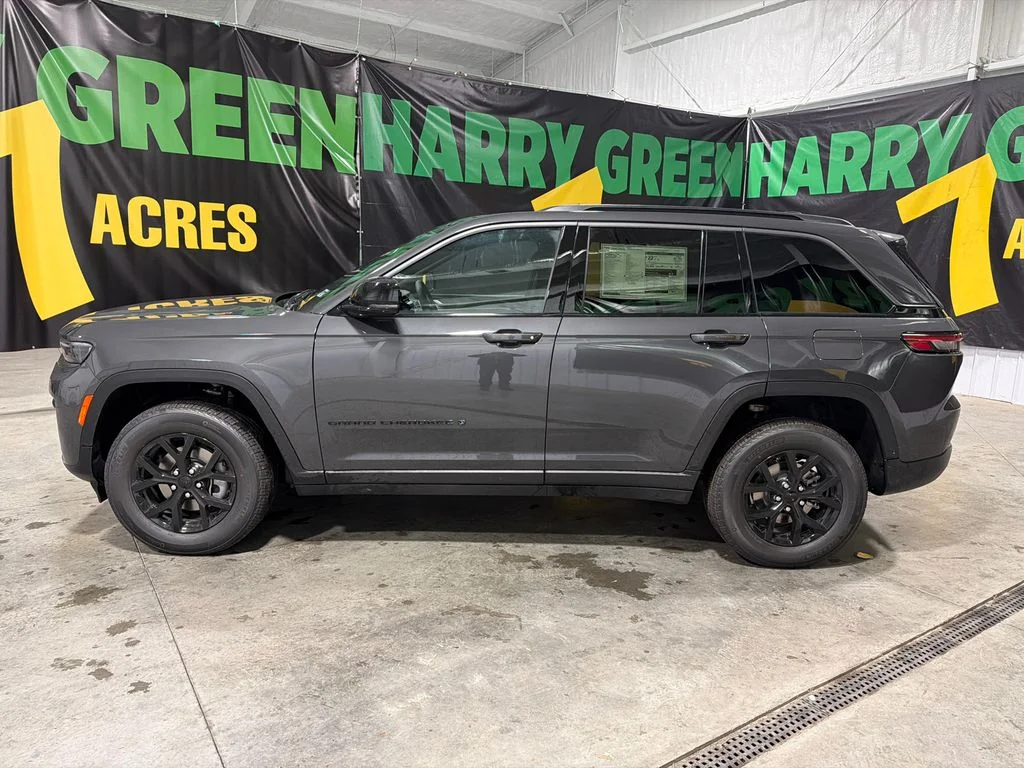 New 2026 Baltic Gray Metallic Clear-Coat Exterior Paint Jeep Laredo Altitude image 3