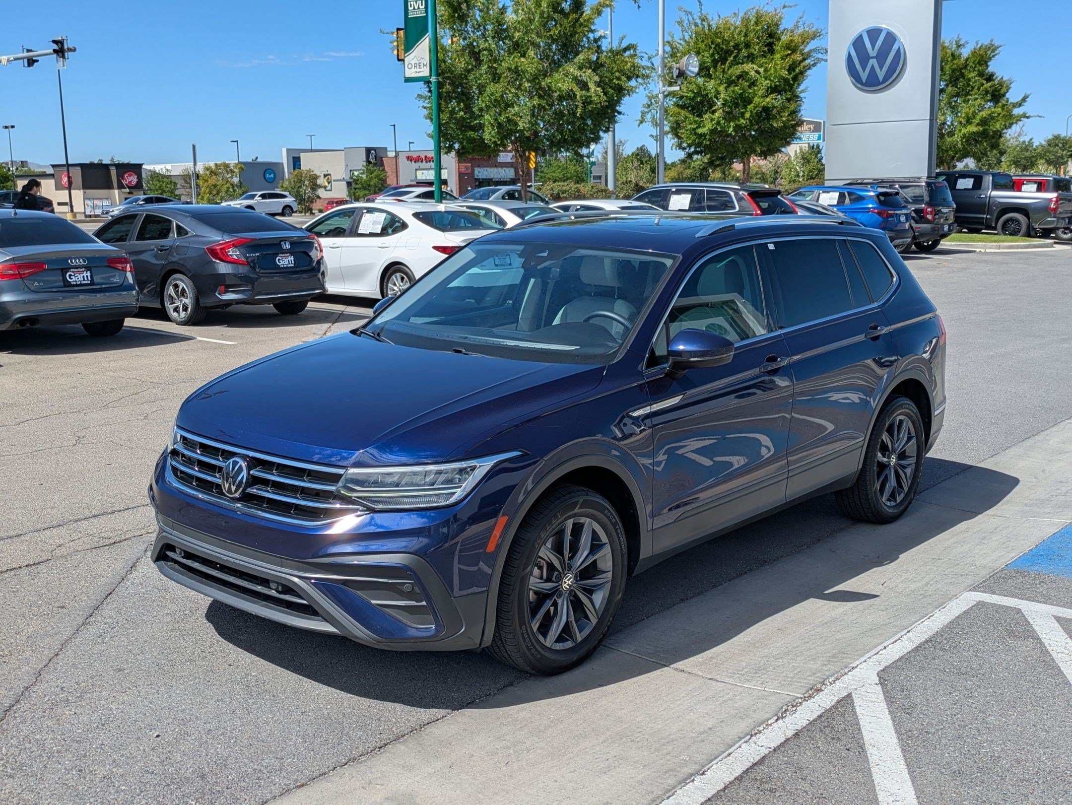 Used 2022 Atlantic Blue Metallic Volkswagen SE image 9