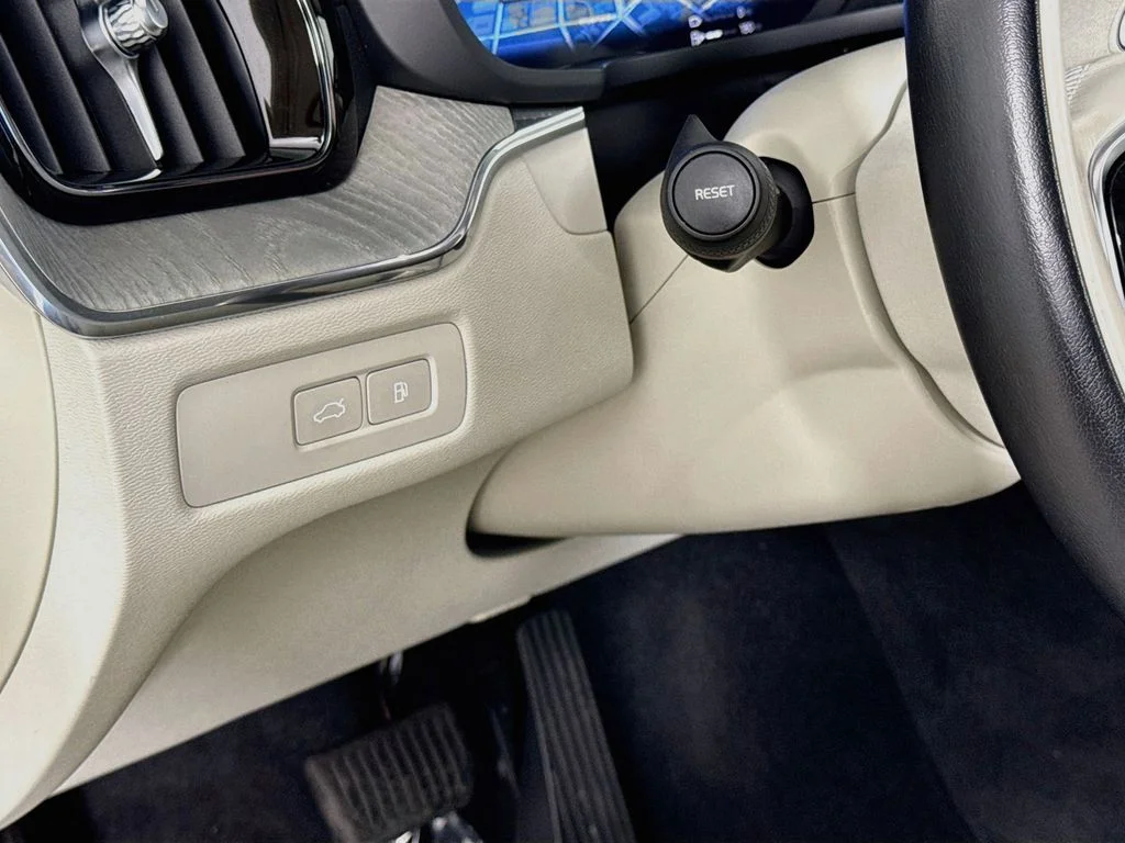 Used 2025 Gray Volvo T8 Ultra image 10
