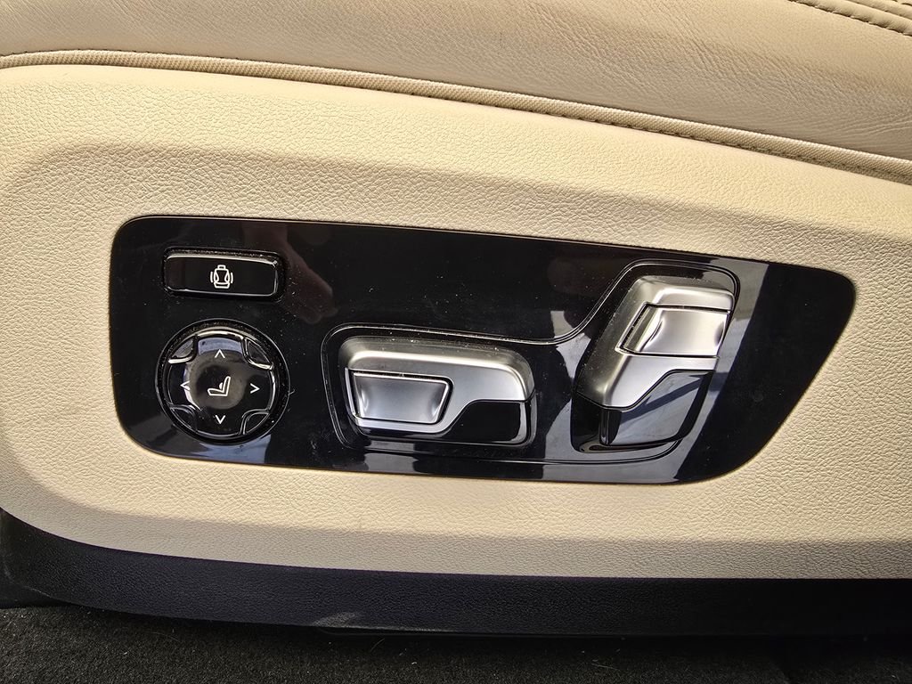 Used 2025 White Metallic BMW xDrive40i image 16