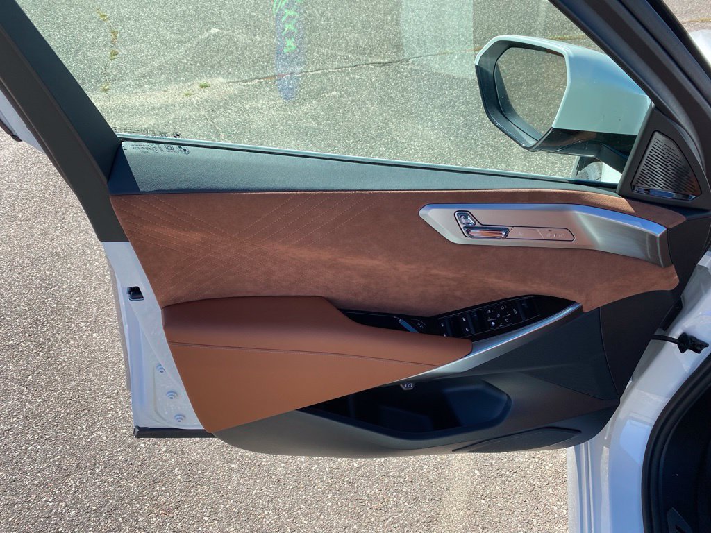 New 2027 Mineral White Metallic BMW 40 xDrive image 15