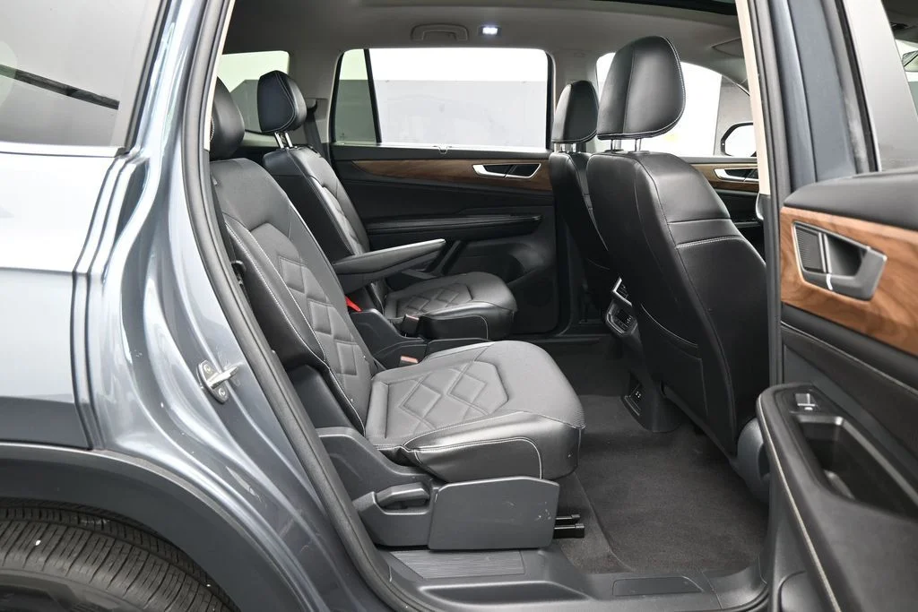Used 2024 Gray Volkswagen 2.0T SE w/Technology image 38