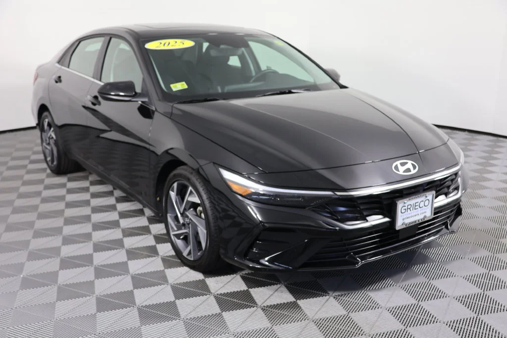 Used 2025 Abyss Black Hyundai SEL Convenience image 1