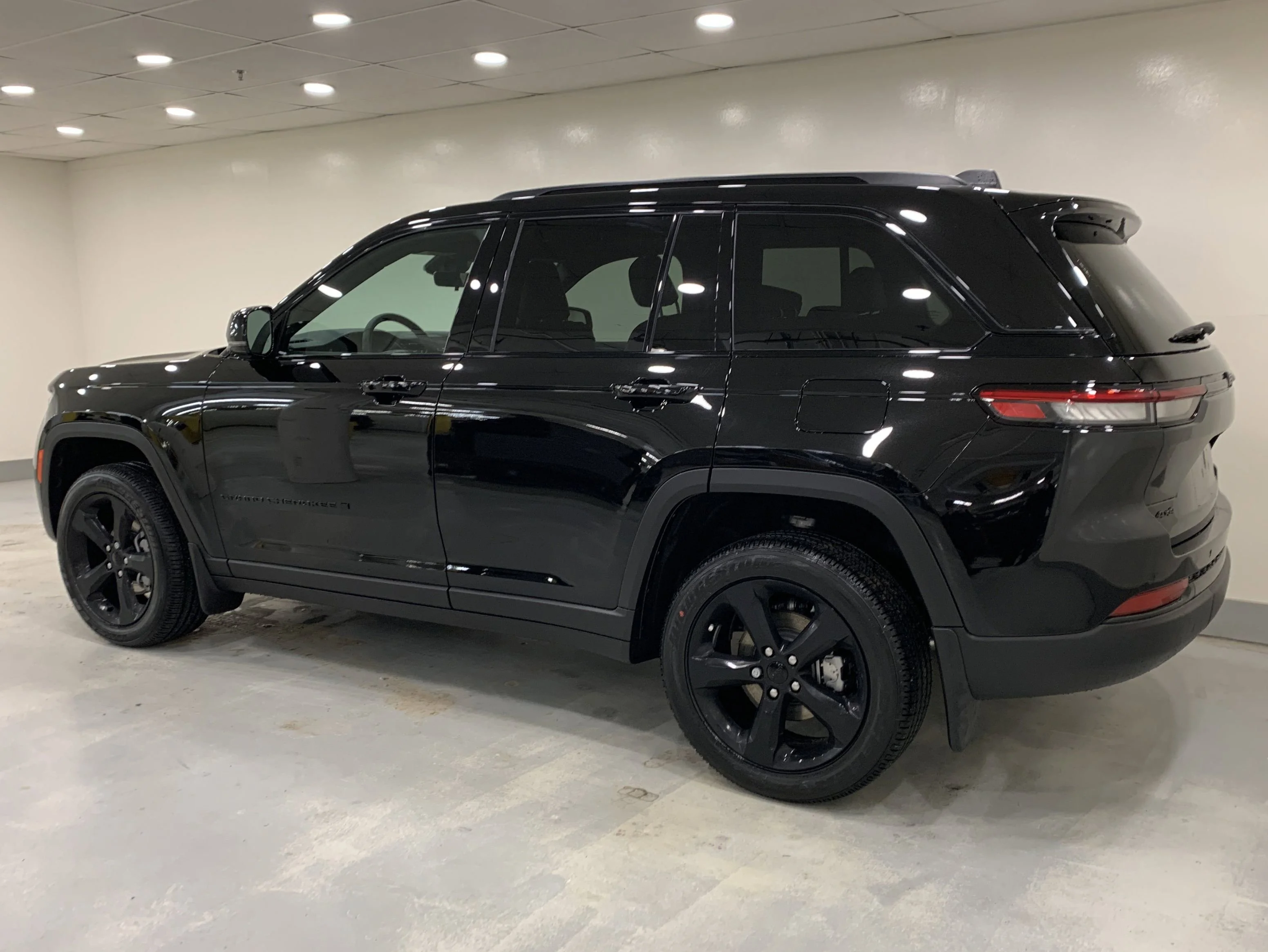 New 2025 Diamond Blk Crystal Pearl Jeep Altitude image 3