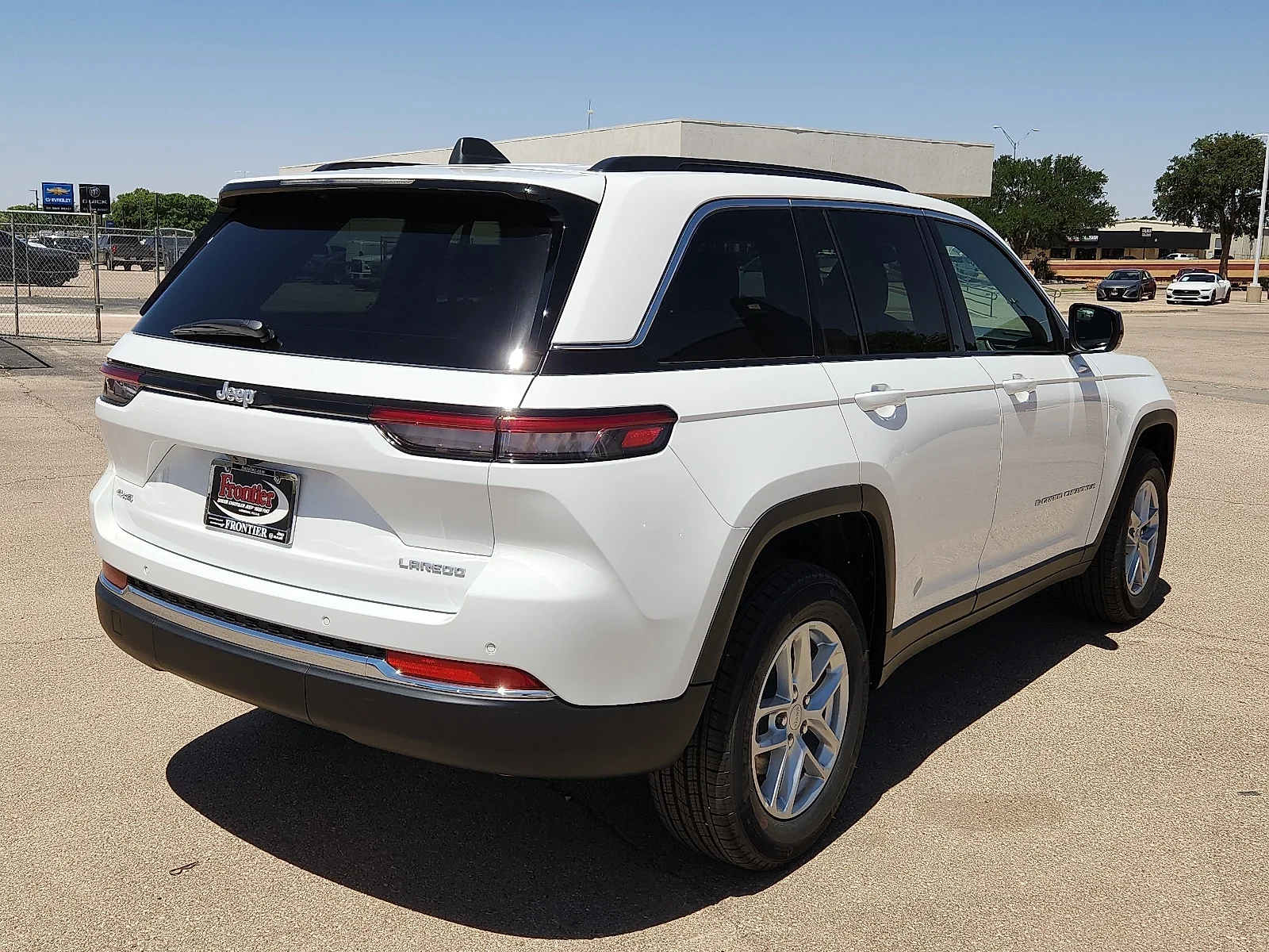 New 2026 Bright White Clear-Coat  Paint Jeep LAREDO X 4X4 image 4