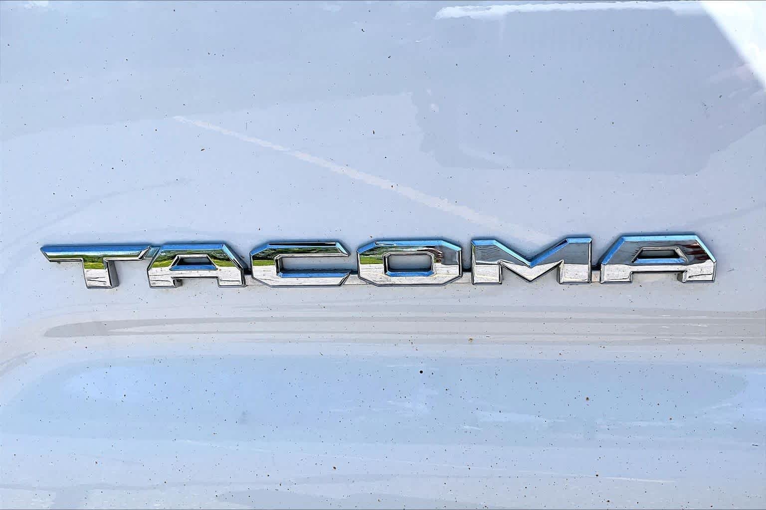 Used 2016 Super White Toyota SR5 image 10