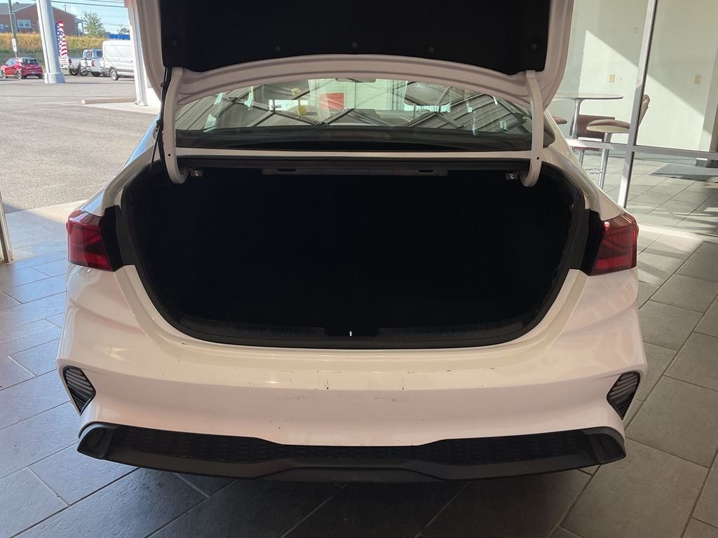 Used 2023 White Kia LXS image 9