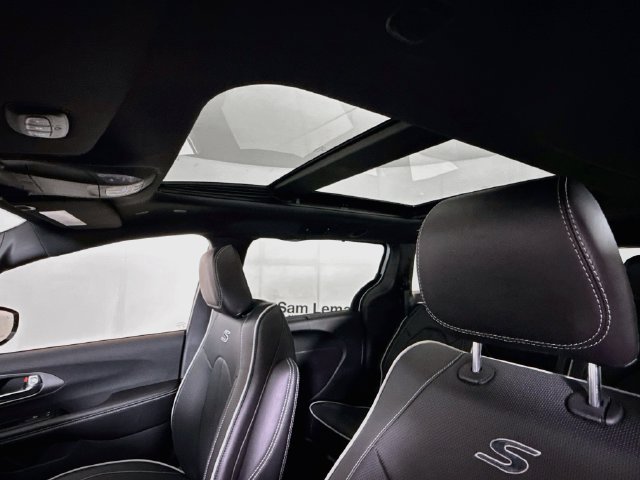 New 2027 Bright White Clear-Coat Paint Chrysler Limited image 22