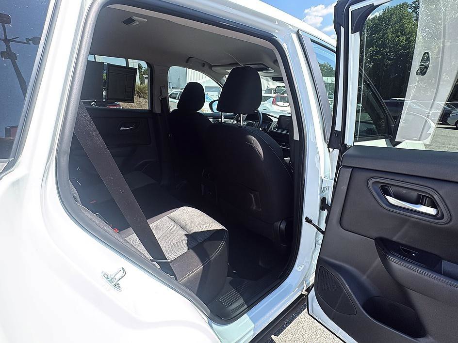Used 2025 Everest White Pearl Nissan SV image 26