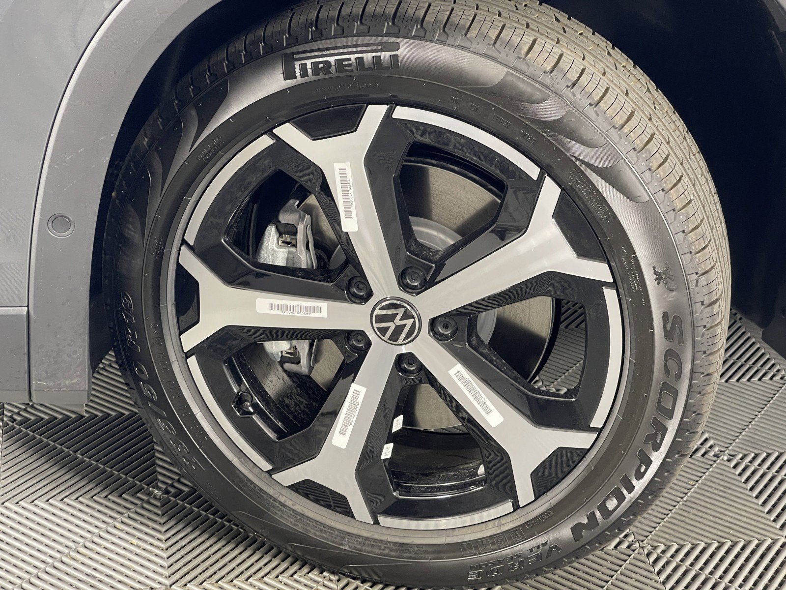 2025 Volkswagen Tiguan SE - Photo 6