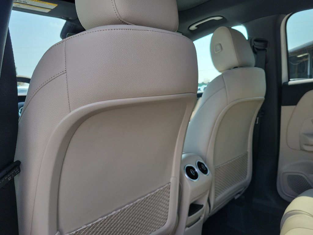 New 2026 Polar White Mercedes-Benz GLA 250 image 11