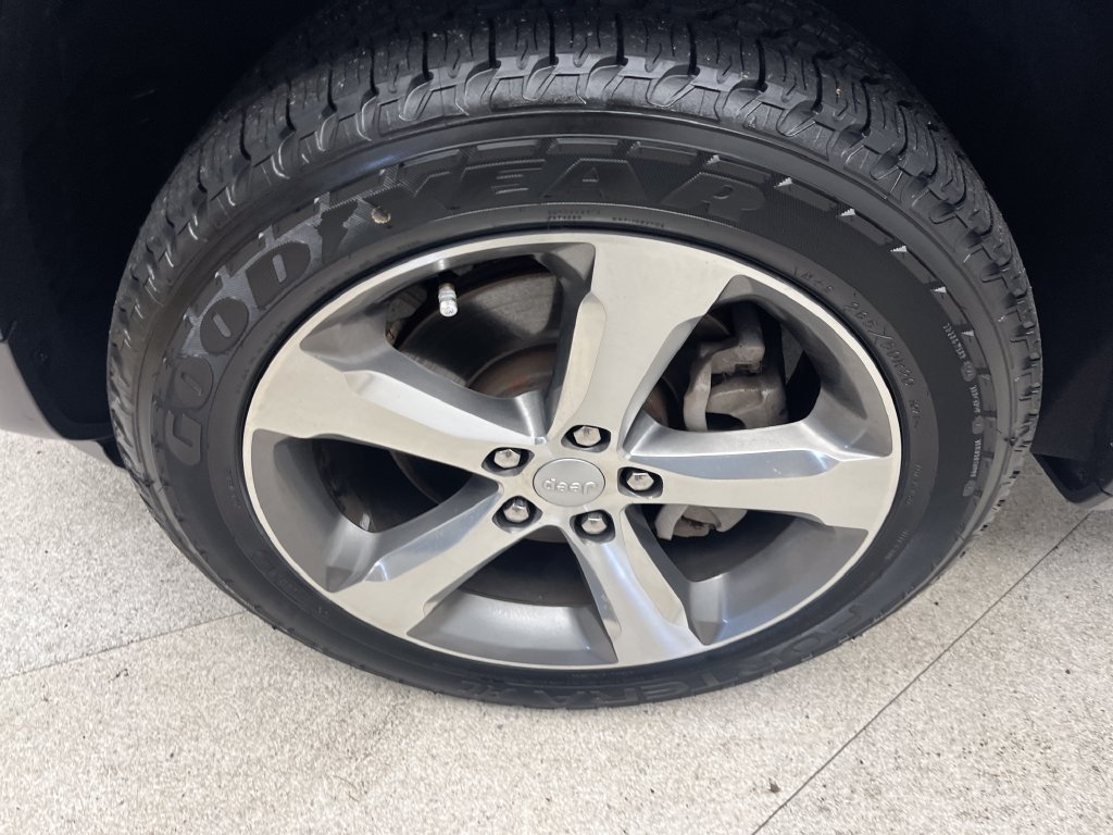 Used 2021 Silver Jeep Limited image 9