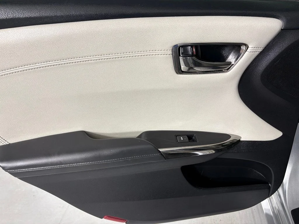 Used 2018 Silver Toyota XLE image 32