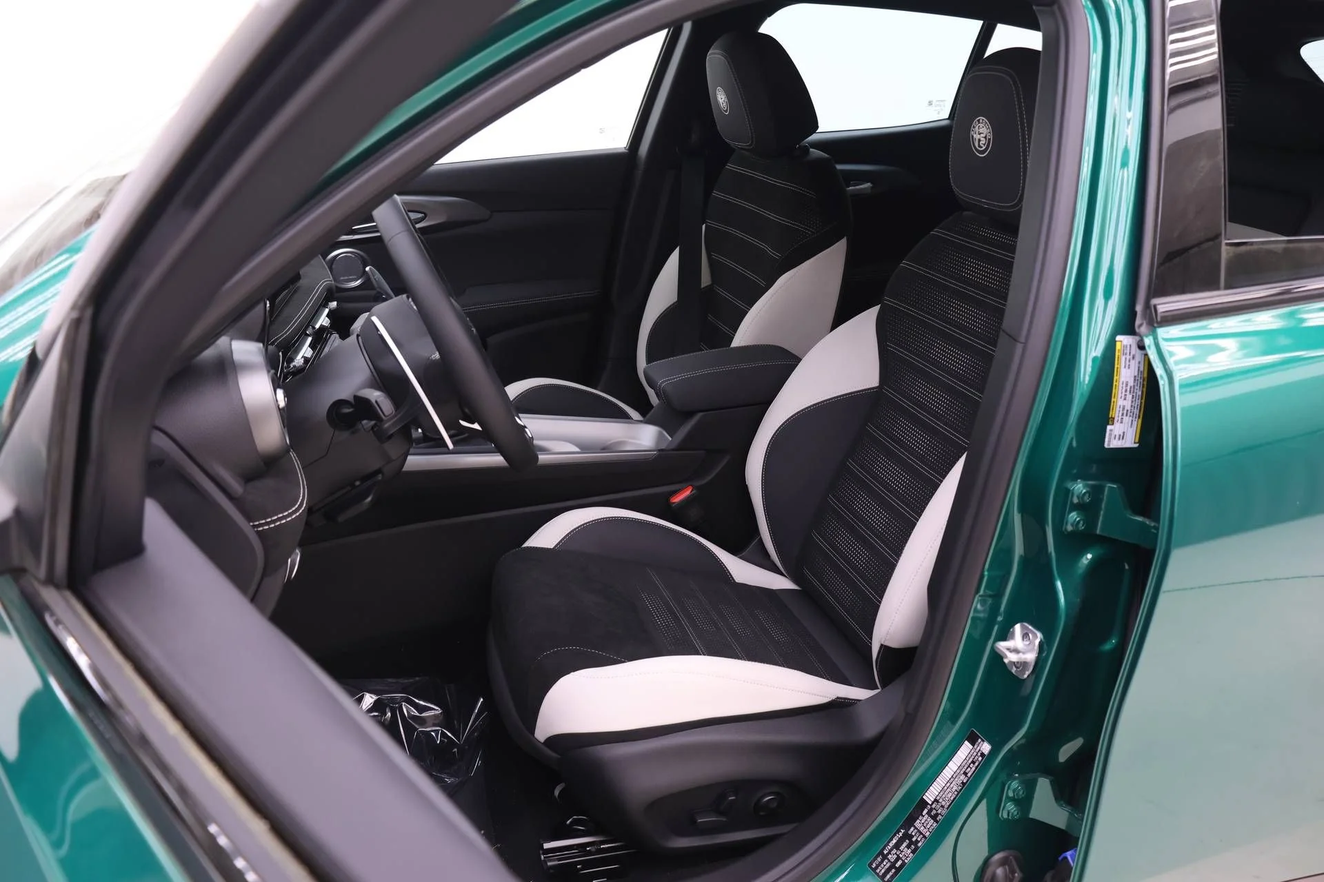 New 2026 Verde (Green) Fangio Metallic Exterior Paint Alfa Romeo Sport Speciale image 7