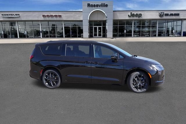 New 2027 Diamond Black Crystal Pearl-Coat Exterior Paint Chrysler Limited image 2