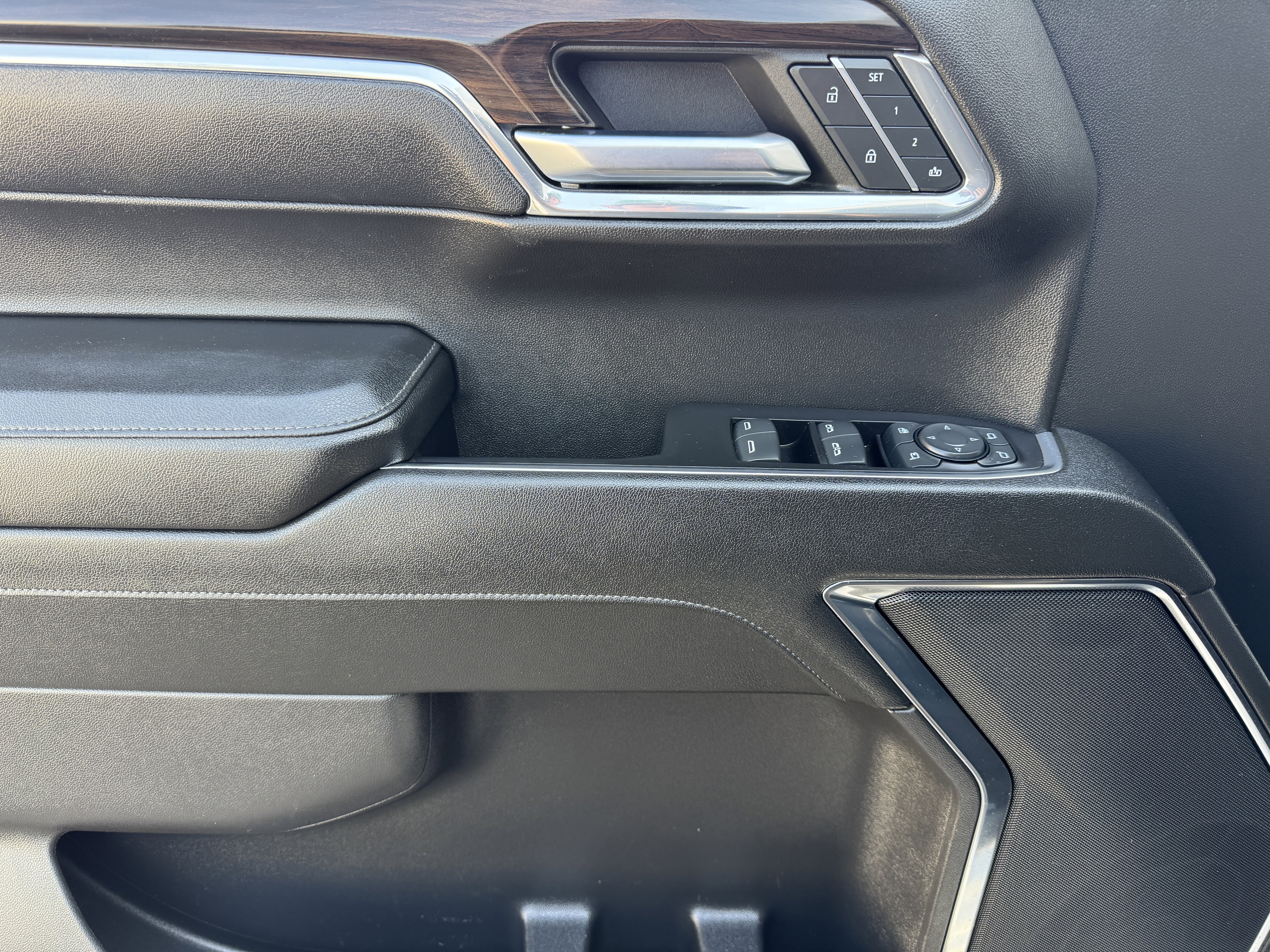 2024 GMC Sierra 1500 SLT - Photo 9