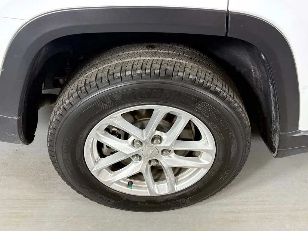 Used 2022 White Jeep Laredo image 10