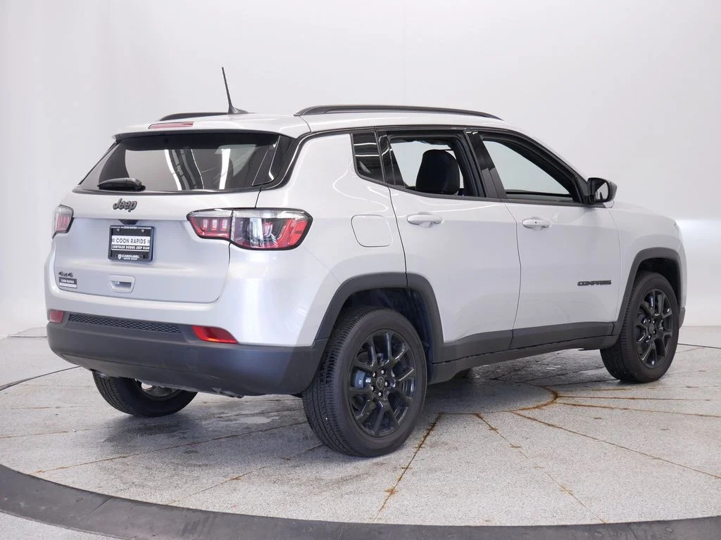 New 2026 Silver Zynith Metallic Clearcoat Jeep Latitude image 6