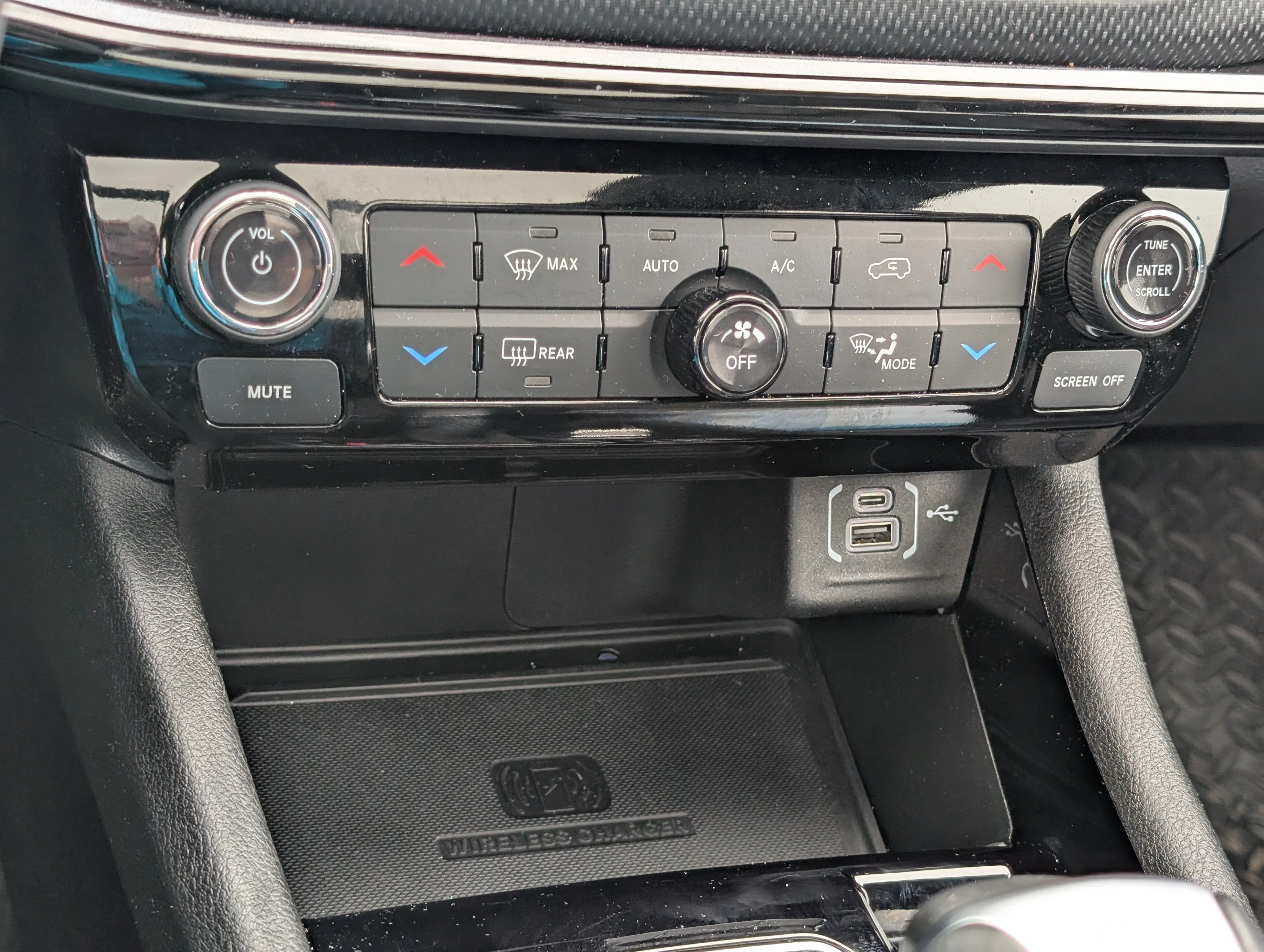 New 2025 Silver Zynith Metallic Jeep Altitude image 30