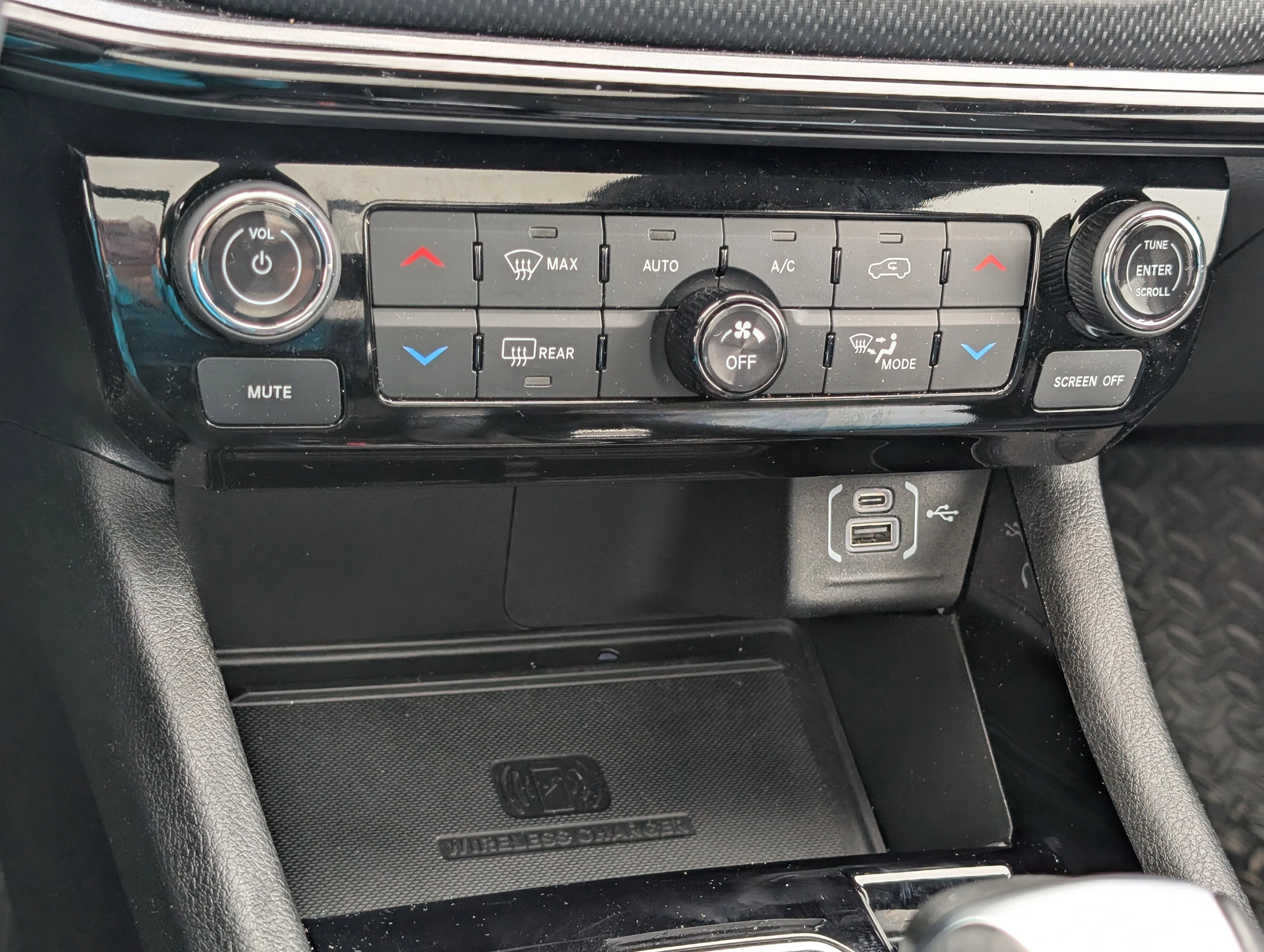 New 2025 Silver Zynith Metallic Jeep Altitude image 30