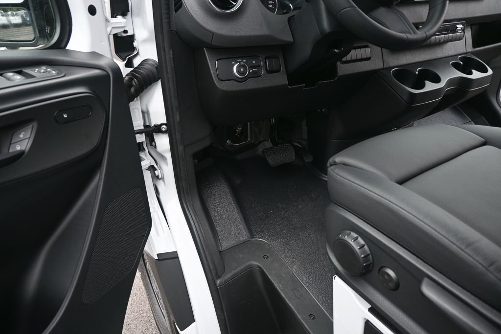 New 2026 Arctic+White Mercedes-Benz Cargo 170 WB image 7