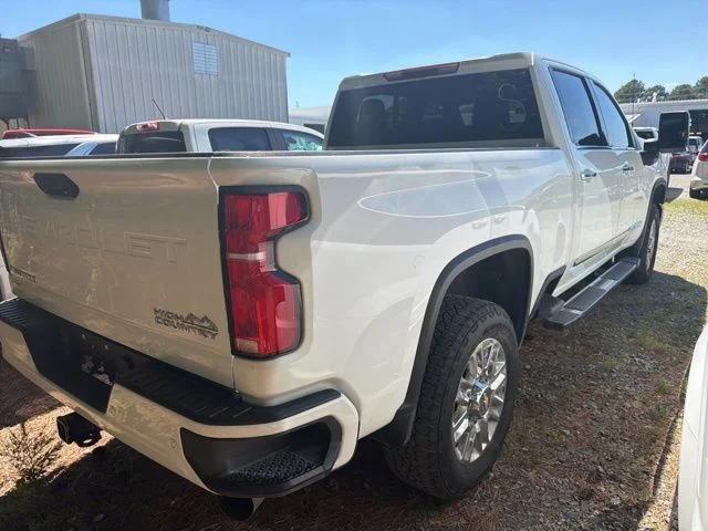 Used 2024 White Chevrolet High Country image 9