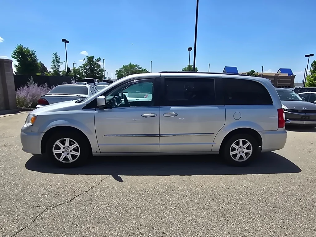 Used 2011 Bright Silver Metallic Clearcoat Chrysler Touring image 12