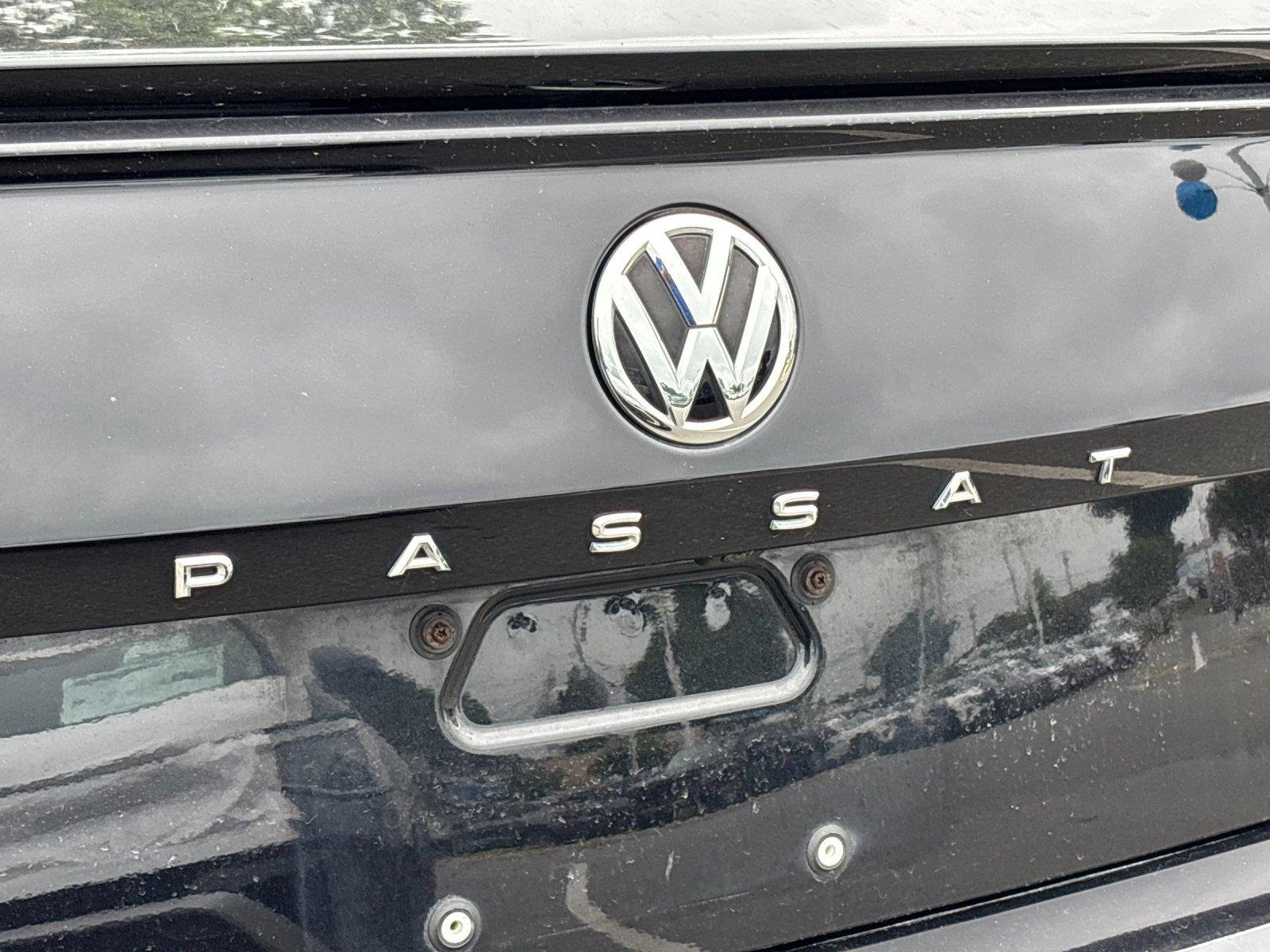 Used 2020 Deep Black Pearl Volkswagen 2.0T R-Line image 9