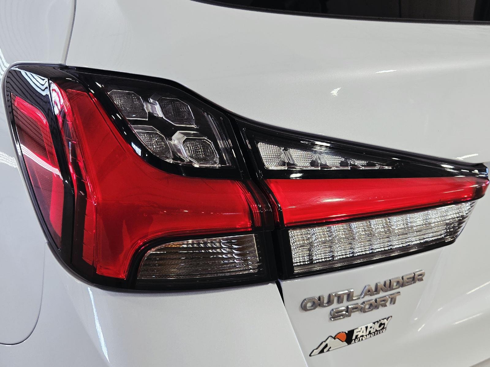 Used 2024 White Diamond Mitsubishi ES image 17