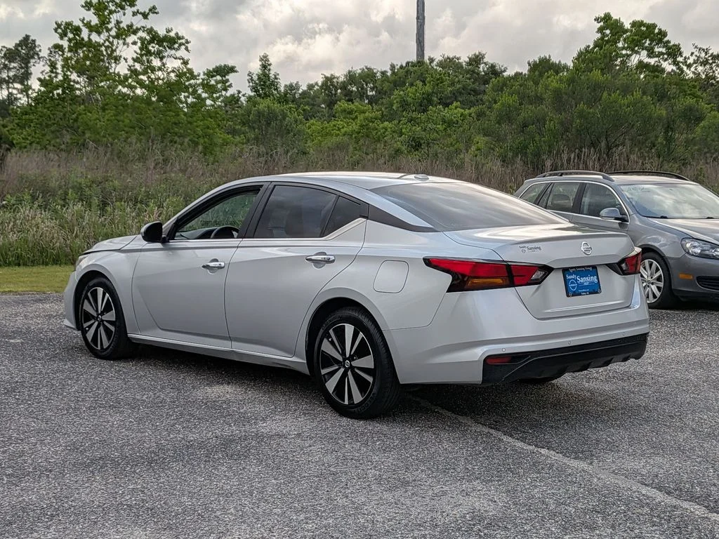 Used 2022 Silver Nissan 2.5 SV image 3