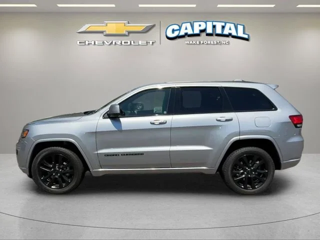 Used 2019 Silver Jeep Altitude 4x4 image 2