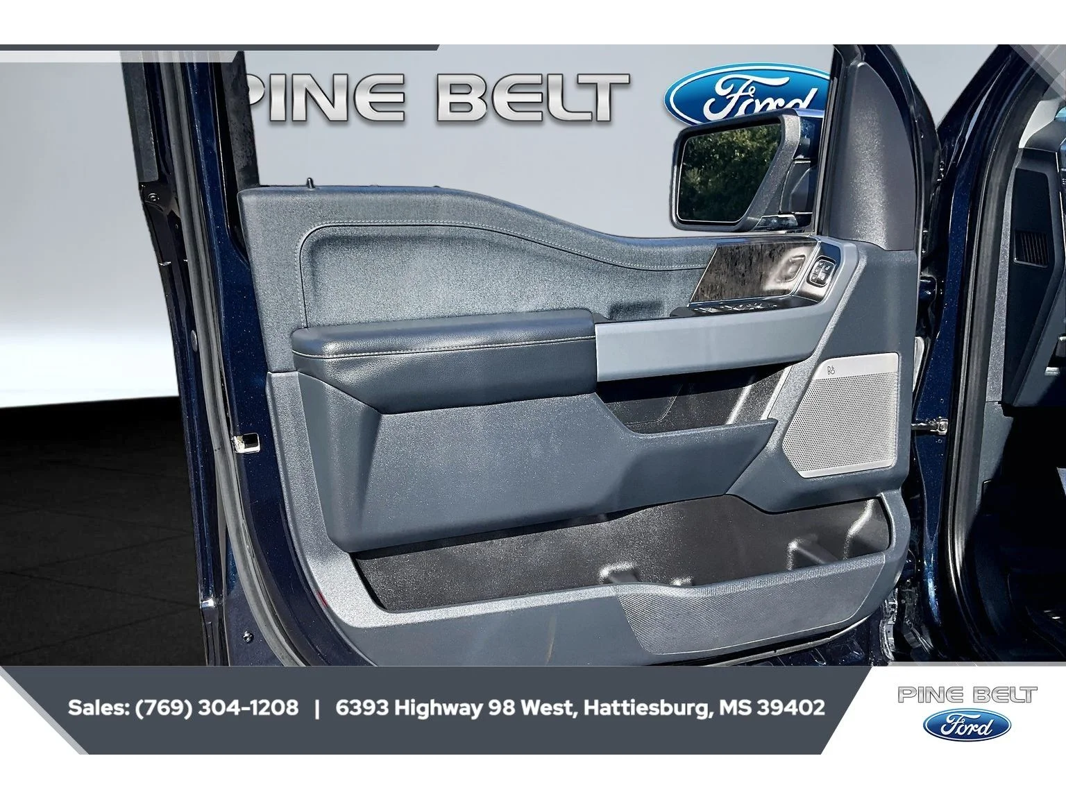 Used 2022 Antimatter Blue Metallic Ford LARIAT image 18