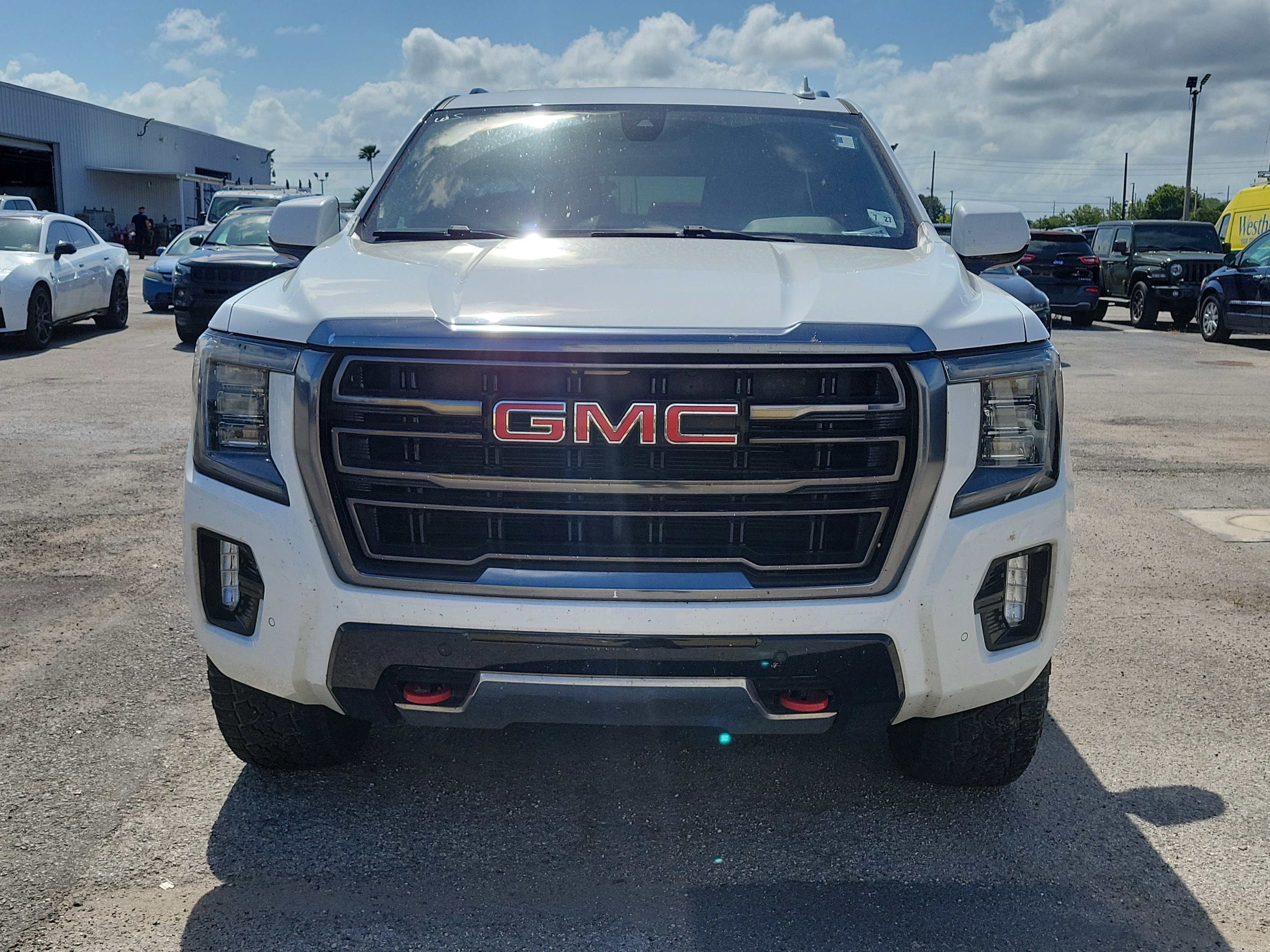 Used 2022  GMC AT4 image 1