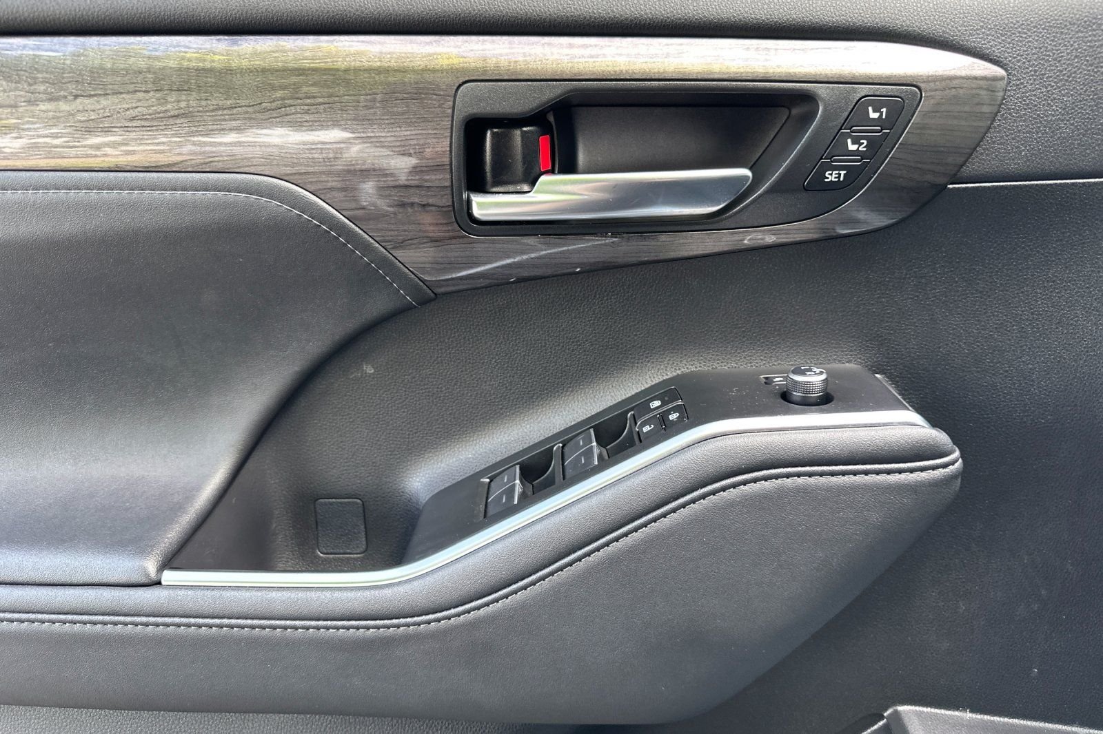 Used 2024  Toyota Platinum image 11
