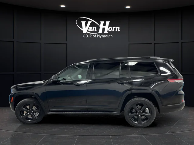 Certified Used 2024 Diamond Black Crystal Pearlcoat Jeep Limited image 4
