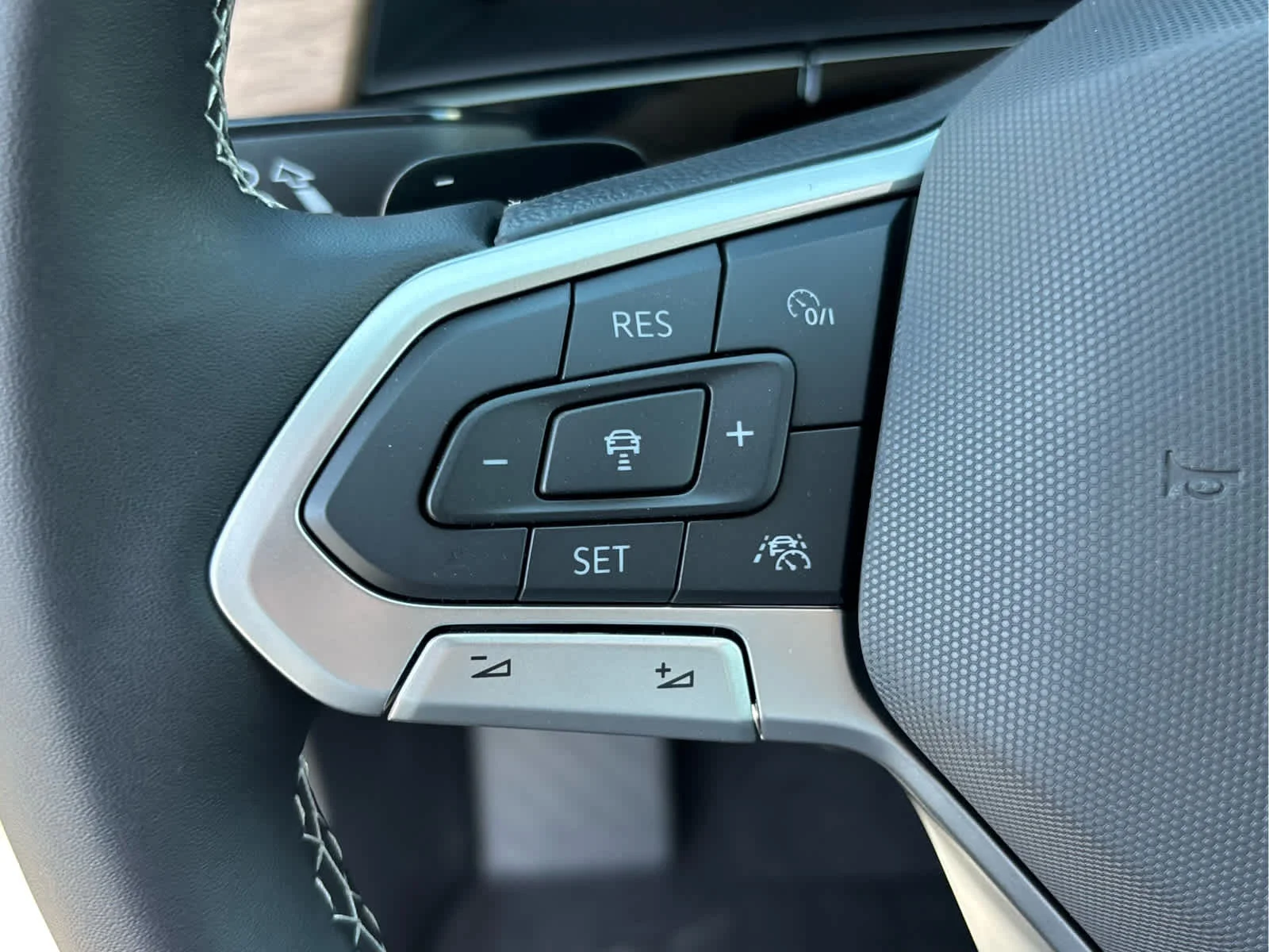 New 2026 OPAL WHITE Volkswagen 2.0T SE image 17