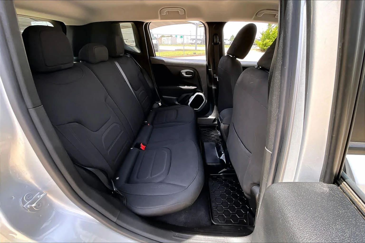 Used 2018 Glacier Metallic Jeep Latitude image 18