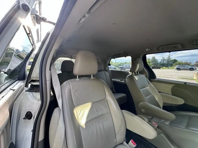 Used 2018 White Toyota XLE image 9