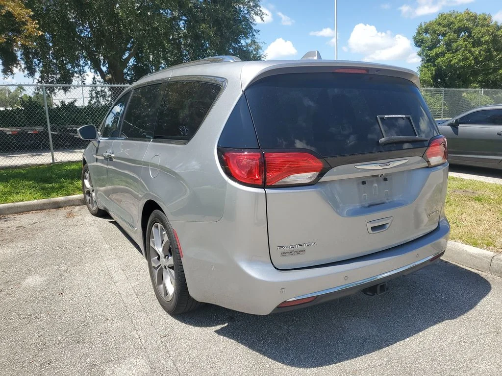 Used 2020 Silver Chrysler Limited image 3