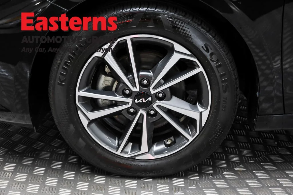 Used 2023 Black Kia LXS image 31