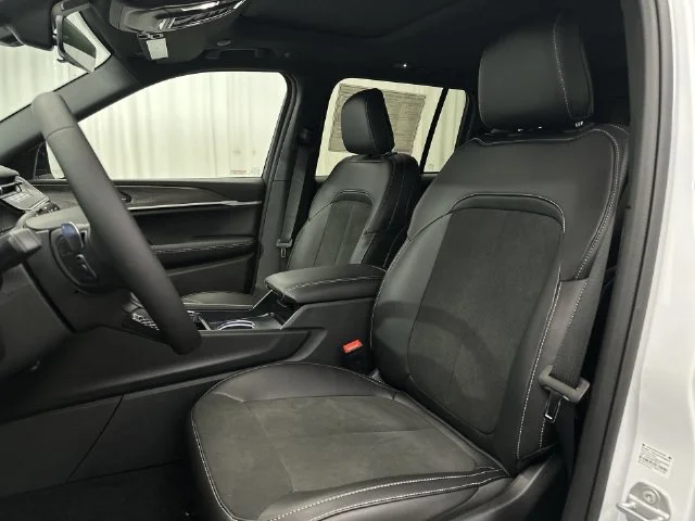 New 2027 Bright White Clear-Coat Paint Jeep Altitude image 16