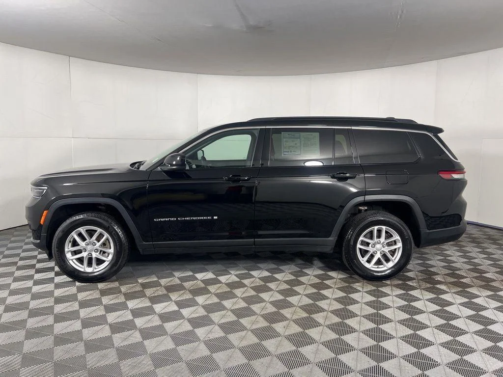 Used 2025 Diamond Black Crystal Pearlcoa Jeep Laredo image 5