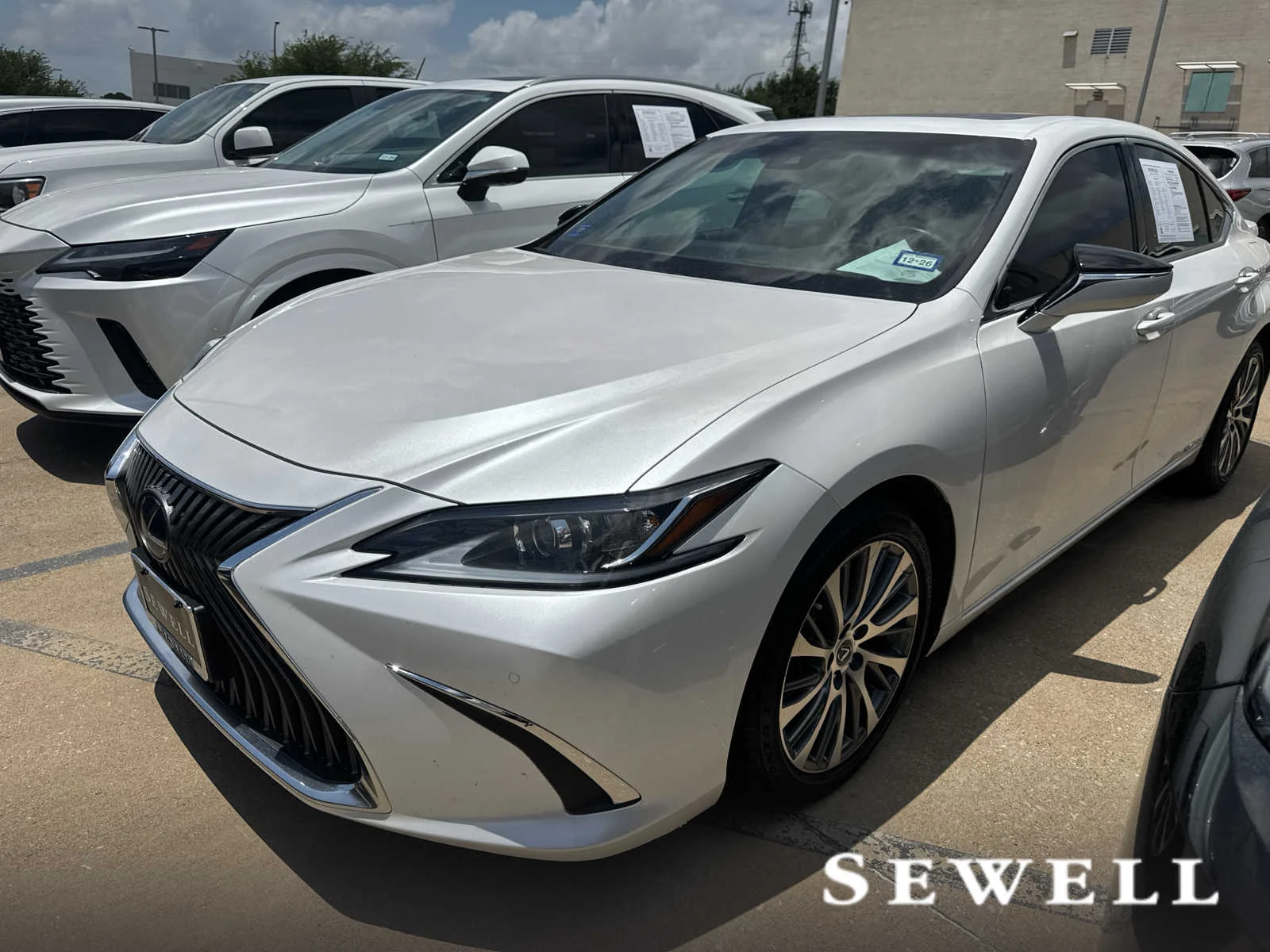 2020 Lexus ES 300h 300h's photo