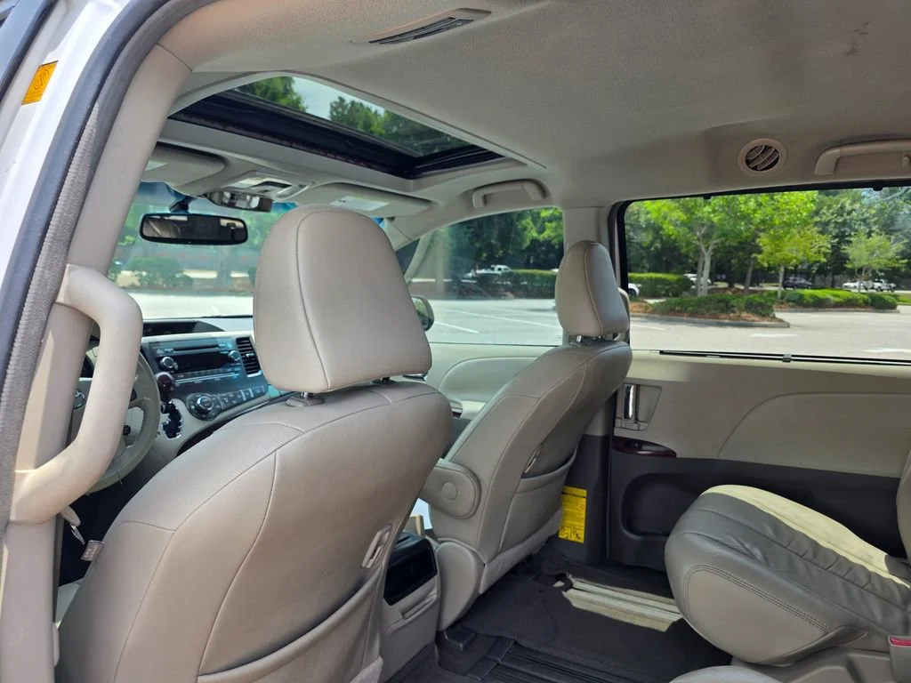 Used 2011  Toyota XLE AAS image 27