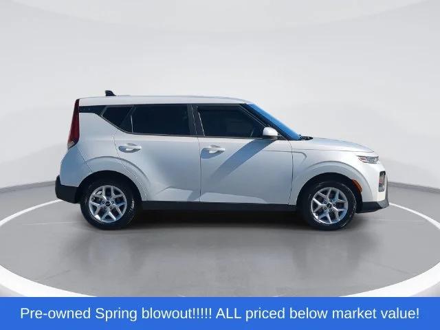 Used 2022 White Kia LX image 9