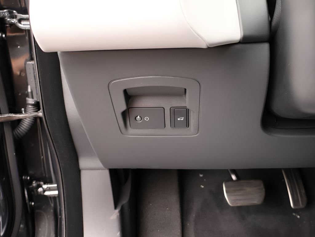 New 2026 Carpathian Grey Land Rover  image 34