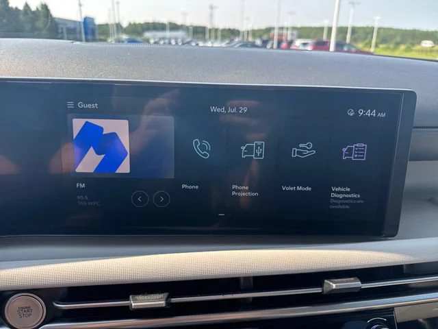 Used 2025  Hyundai SEL image 21