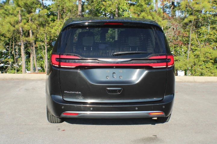 Used 2023 Brilliant Black Crystal Pearlcoat Chrysler Touring L image 17