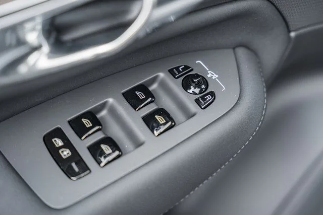 New 2026 Vapour Grey Volvo B6 Plus 7-Seater image 38