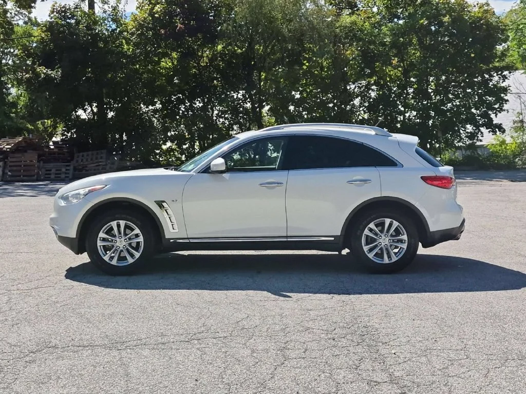 Used 2017 White INFINITI Base image 9